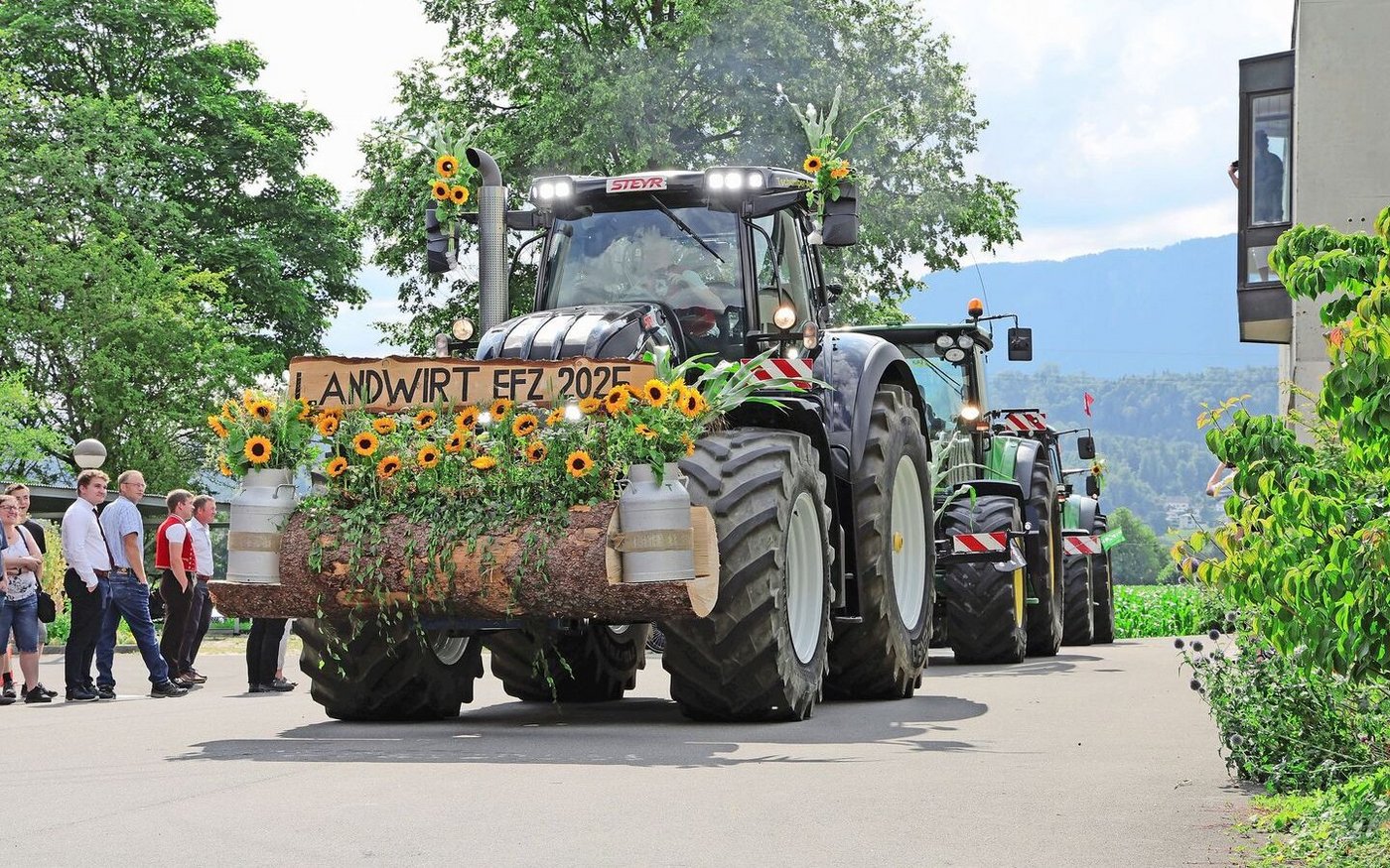 Unter Gehupe und der Melodie von «The Final Countdown» rollt die mit Blumen geschmückte Traktorkolonne auf das Gelände der landwirtschaftlichen Schule Salez.  