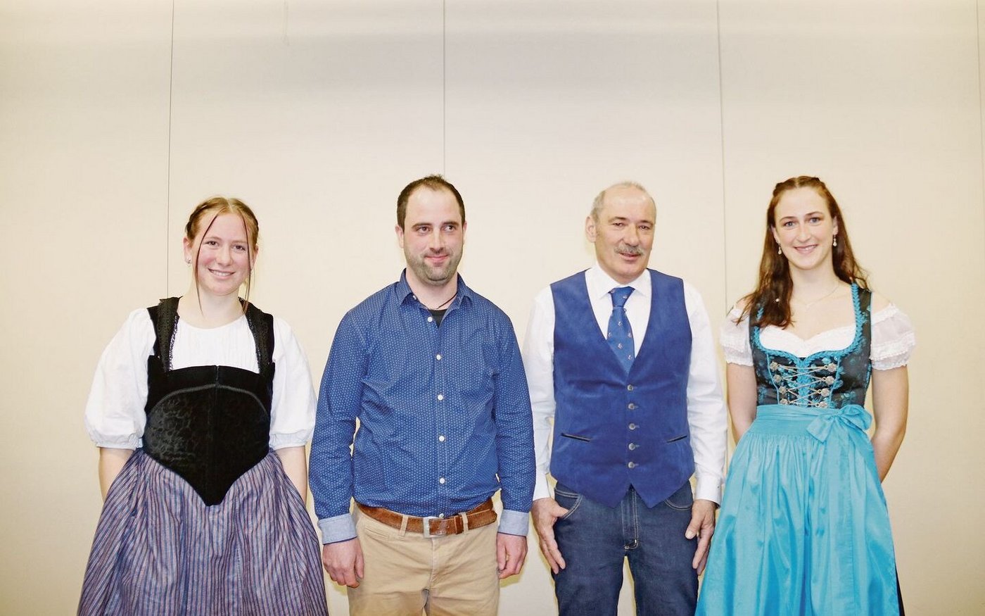 Der Präsident Werner Walter (rechts) gibt das Präsidium an Daniel Schluep weiter. Umrahmt von den Ehrendamen Manon Christ (links) und Jana Wohlgemuth.