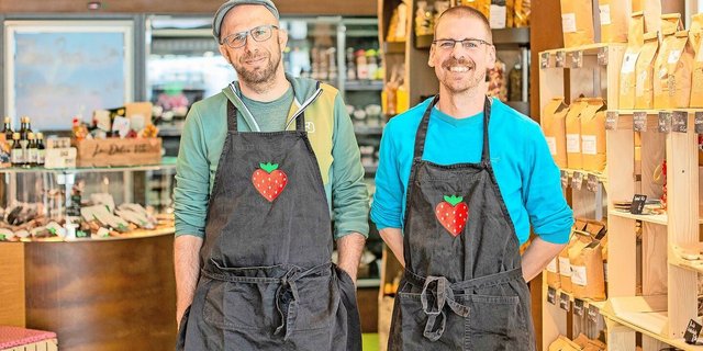 Daniel Bertschi (links), der Gründer, zusammen mit Fabian Gaier, dem Leiter des Lieferdienstes im Regiomarkt in Hochdorf. Die Optik des Ladens erinnert an einen Hofladen.
