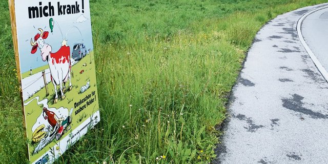 Prävention mit Feldrandtafeln genügt nicht, es braucht auch härtere Sanktionen gegen Littering. (Bild Josef Scherer)