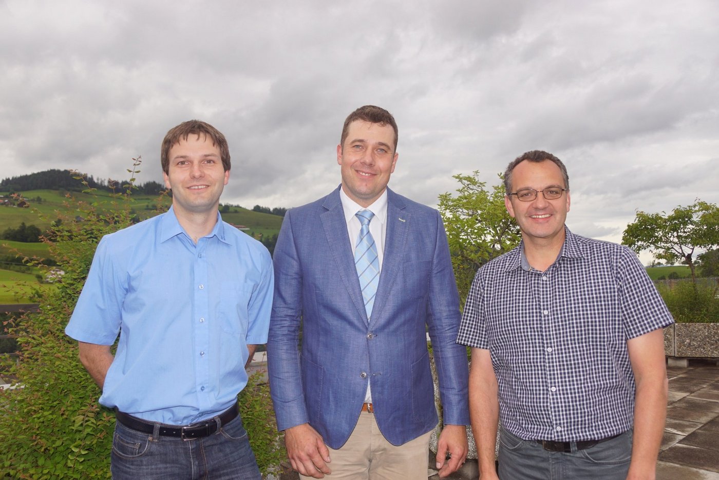 Präsident Josef Burri mit dem abtretenden Vorstandsmitglied Daniel Felder (links) und dem neu gewählten Beda Estermann (rechts) anlässlich der GV in Entlebuch. (Bild Samuel Brunner)