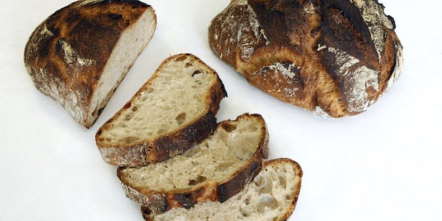 Ideal für Kleinhaushalte: Brot kann scheibenweise tiefgekühlt werden, so kann jeweils die Menge aufgetaut werden, die man essen möchte. (Bild Monika Neidhart)
