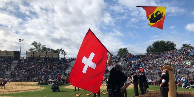 Heitere Stimmung am Kantonalen Schwingfest in Aarberg. Es wurde gefestet, geschwungen und gezittert. (Bild Sera J. Hostettler)