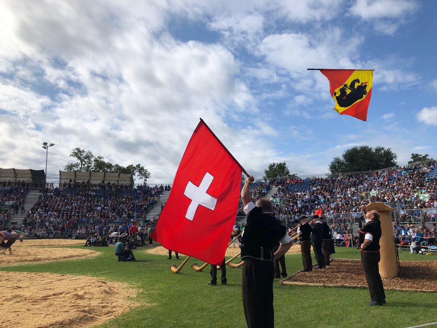 Heitere Stimmung am Kantonalen Schwingfest in Aarberg. Es wurde gefestet, geschwungen und gezittert. (Bild Sera J. Hostettler)