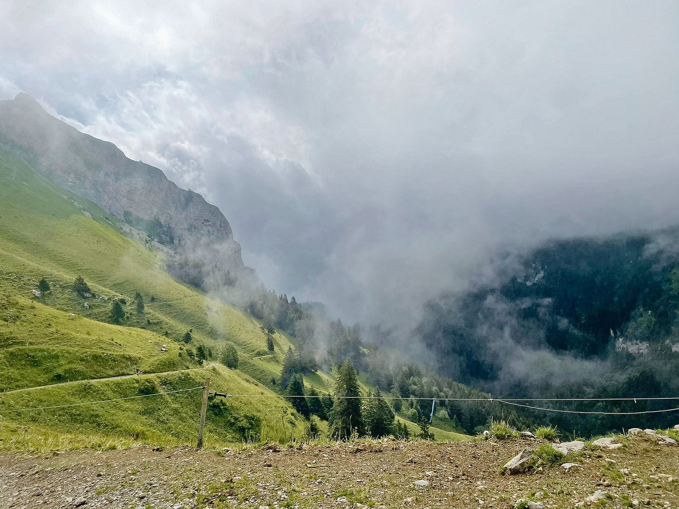 Auf der Alp ist nebst der Witterung auch das Zwischenmenschliche wichtig für eine erfolgreiche Sömmerung. Kommt es zu Auseinandersetzungen, Ausfällen oder Konflikten entstehen Spannungen. Der Service des Alpofons soll in solchen Situationen seelische oder logistische Unterstützung bieten. (Bild Dominik Burren)