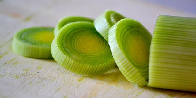 Viele Vitamine befinden sich im oberen grünen Teil des Lauchstängels, während der untere weisse Teil reich an Mineralstoffen ist. (Bild pd)