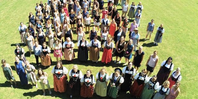 Diese Frauen konnten 2019 ihren Fachausweis (FA) in Empfang nehmen und sind deshalb direktzahlungsberechtigt . Gemäss Bund soll sich das ändern und Bäuerinnen mit FA müssten noch zusätzliche Module besuchen. Dagegen wehrt sich ihr Verband. (Bild asa)