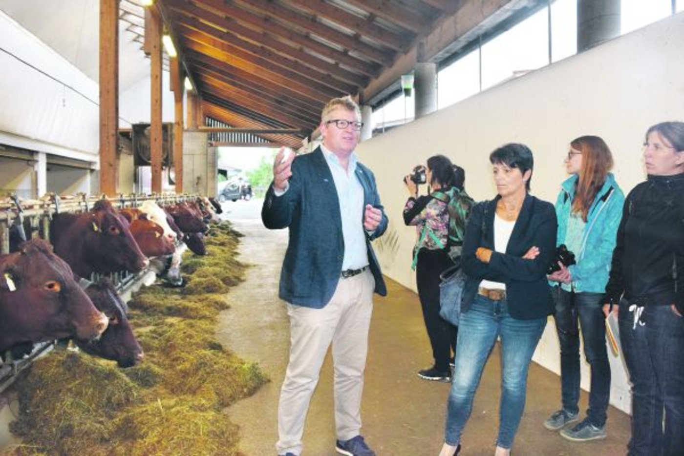 Stefan Lindner führt den Schörgererhof in Kitzbühel mit seinem Bruder Andreas in einer Betriebsgemeinschaft. Helga Brunschmid, Vize-Präsidentin der Landwirtschaftskammer Tirol, war beim Betriebsrundgang auch zugegen. (Bild sgi)