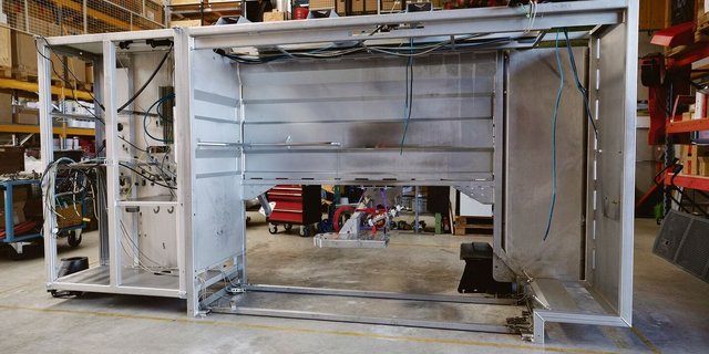 Ein leeres Roboter-Gestell steht in der Werkstatt.