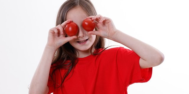 Kinder sollten nicht zum Probieren gedrängt werden und sich auch durch andere Sinne, wie durch das Anfassen oder Riechen an das Essen heranwagen. (Bild Pixabay)