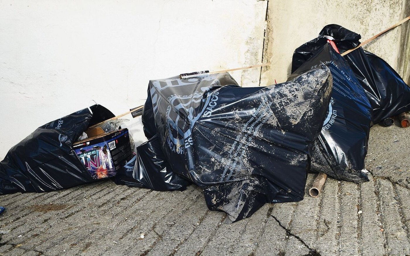 Feuerwerkabfälle auf ihrem Land sind für viele Bauern ein Thema. Familie Bühlmann aus Kriens musste dieses Jahr am 1. Januar gleich fünf Güselsäcke voll einsammeln.