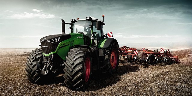 Fendt 1000 Vario mit Anbaupflug. (Bild Fendt AGCO)