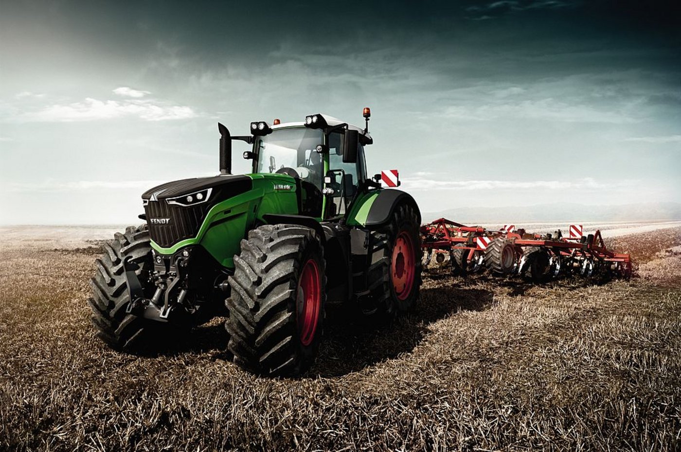 Fendt 1000 Vario mit Anbaupflug. (Bild Fendt AGCO)