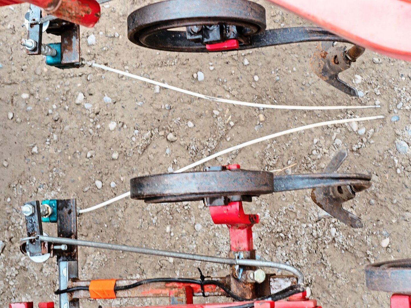 Die Tastarme erkennen die Kultur und senden einen Impuls an die Unterlenker des Traktors. Dieser hält das Hackgerät hydraulisch in den Reihen. 