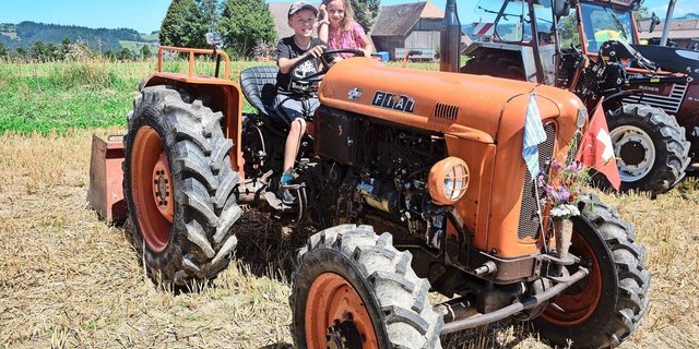 Johann und seine Schwester Lilian Aeschlimann auf dem Fiat-Traktor ihres Vaters. «Trotz Jahrgang 1964 hat der Traktor schon einen Allradantrieb», sagt Johann stolz. 