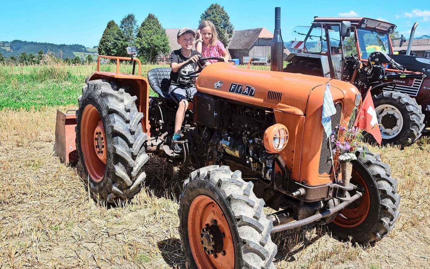 Johann und seine Schwester Lilian Aeschlimann auf dem Fiat-Traktor ihres Vaters. «Trotz Jahrgang 1964 hat der Traktor schon einen Allradantrieb», sagt Johann stolz. 