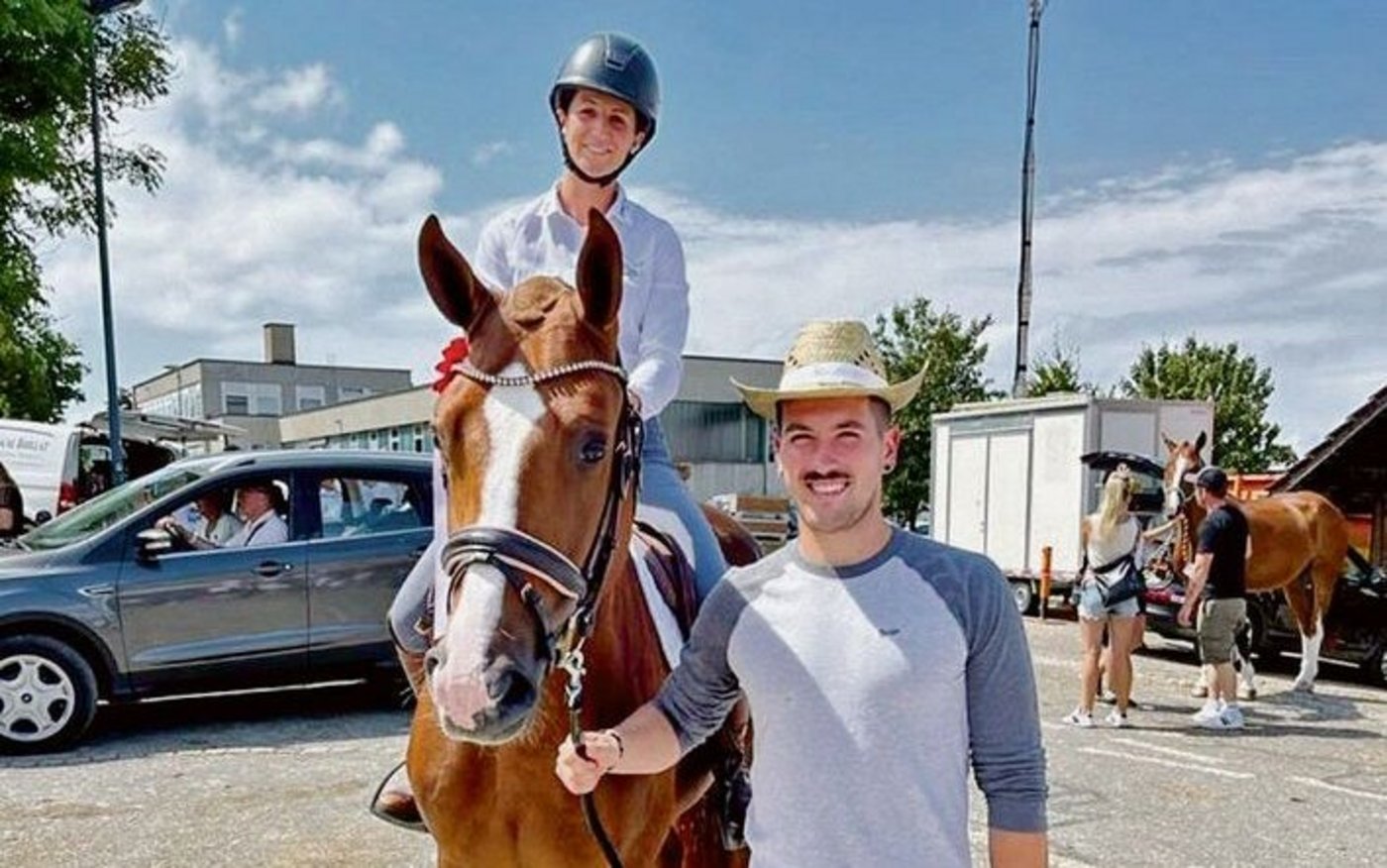 Captain und die frisch Verlobten. Mit diesem Hengst feierte das Paar dessen Körung. 