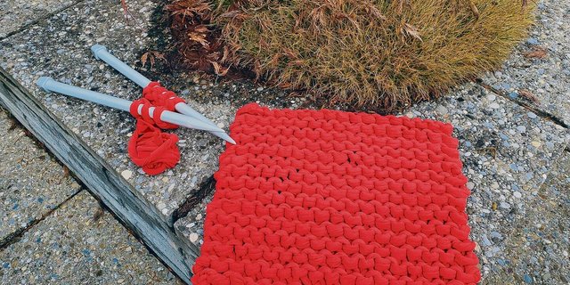 Weiter verwerten: Aus einem ausgedienten Jersey-Fixleintuch kann mit wenig Zeitaufwand eine trendige Sitzauflage gestrickt werden.