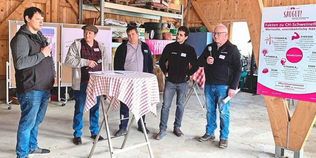 Diskutierten über ammoniakreduzierende Massnahmen: Betriebsleiter Kaspar Sigrist, Baucoach Markus Bucheli, Stefan Kunz von der Frey Stalleinrichtungen und Schlosserei AG, Michael Birrer und Franz Limacher von der Schauer Agrotronic AG (v. l.). 