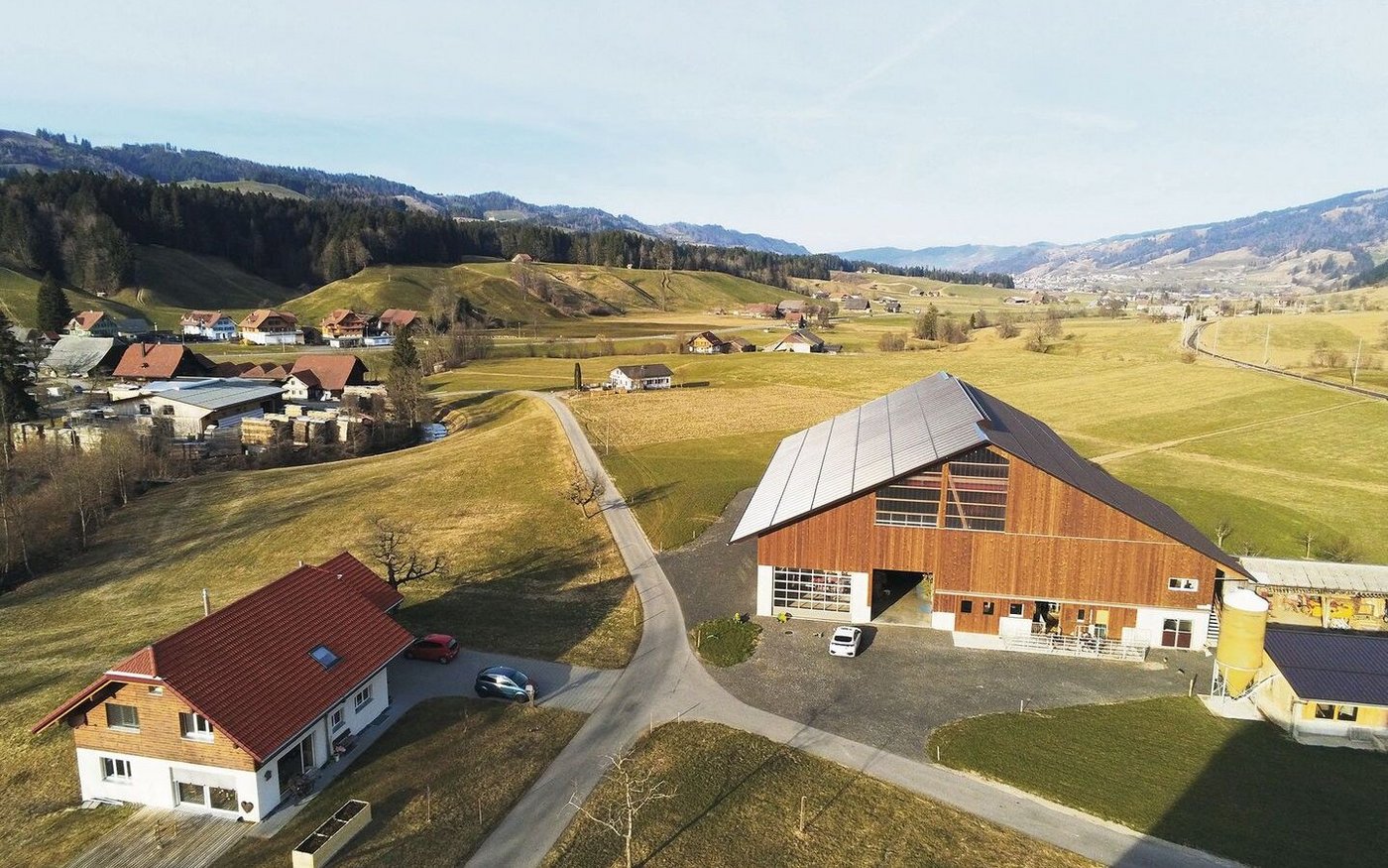 Luftaufnahme des neuen Stalls mit dem Wohnhaus. Links unten im neuen Gebäude ist die Werkstatt zu erkennen. 