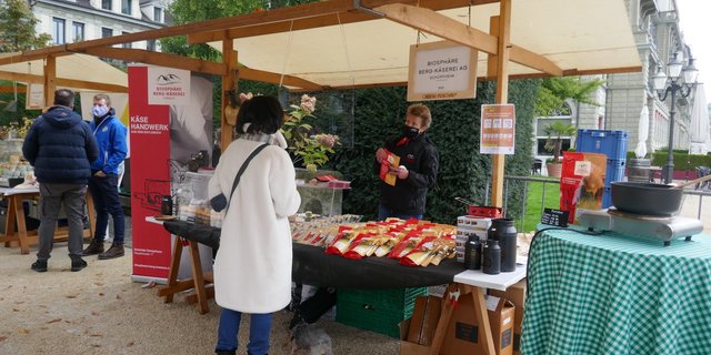 Auf dem Kurplatz vor dem Pavillon in Luzern fand letztes Wochenende das Cheesefestival statt. Trotz der Maskenpflicht kamen viele Leute vorbei, um die Käser zu unterstützen. (Bilder Mirjam Birrer)
