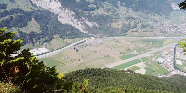 Unteres Urner Reusstal im Sommer 2018: Das Kulturland ist wegen der extremen Trockenheit weitgehend braun. (Bild zVg)