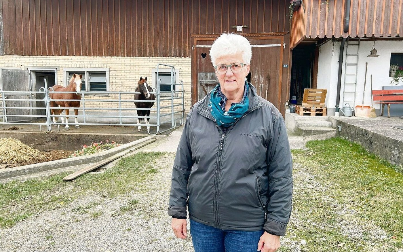 Ruth Büchi-Vögeli, Bäuerin und Gemeindepräsidentin von Elgg, wird am 4. Dezember als Kantonsrätin vereidigt. Zu Hause ist sie auf dem Hof Heurüti in Elgg. Im Hintergrund das Wohnhaus mit dem Stöckli und den beiden Freibergerstuten Fiona und Fabiola. 