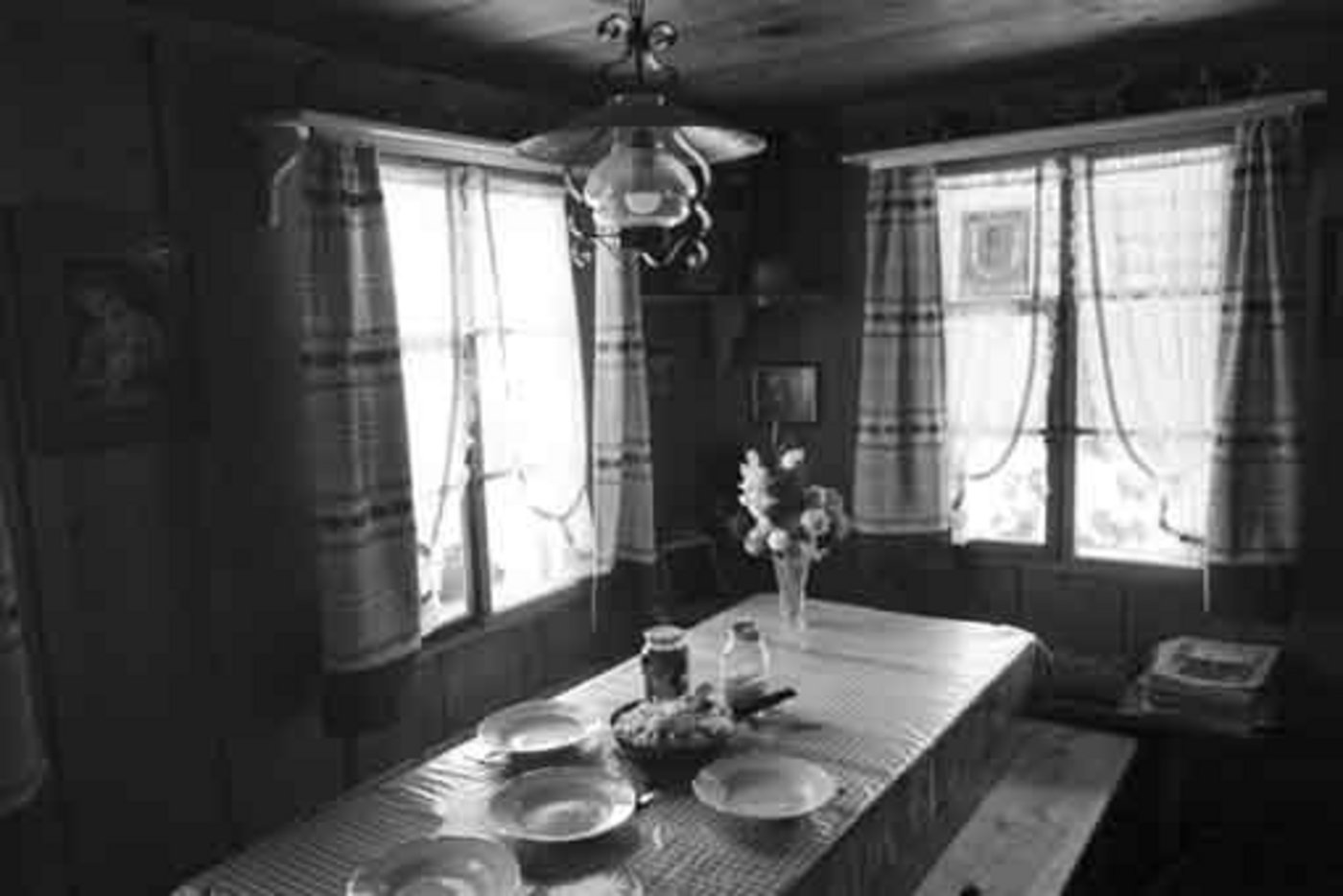 Das alte Bauernhaus, mit Generationen von Geschichten, einige mäandern in die Dunkelheit. (Bild Pinaki)