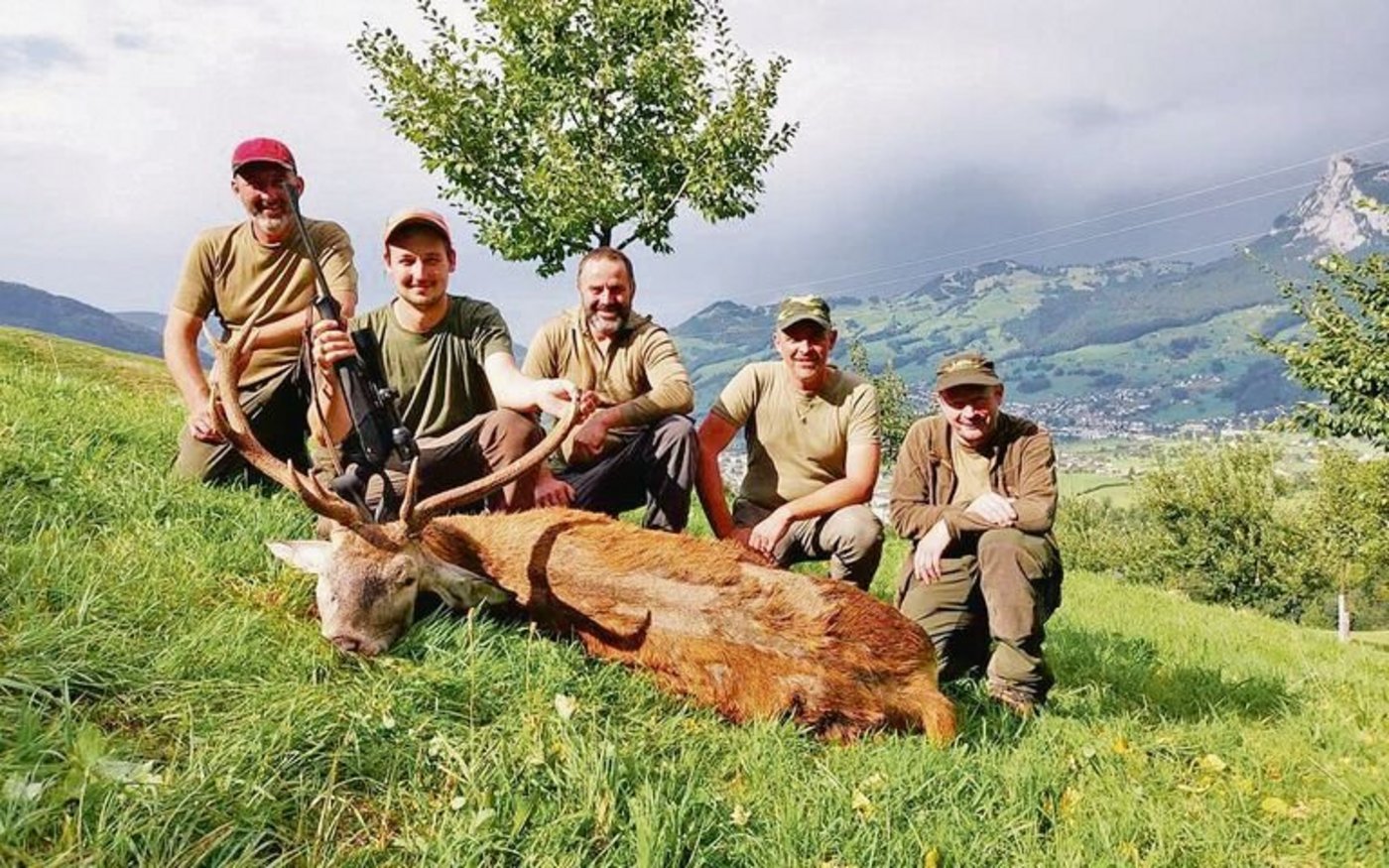 Der Schwyzer Patrick Ulrich (l.) und seine Kameraden hatten heuer eine erfolgreiche Jagd, zwölf Stück Rotwild konnten sie erlegen.