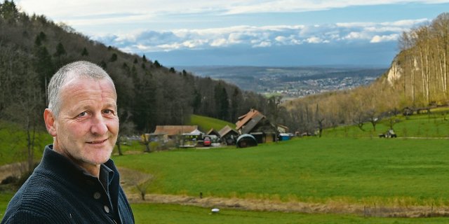 Der Hof von Felix Gebhardt liegt in einem kleinen Juratal, das gegen Westen offen ist. Regelmässig sind Schulkinder auf dem Hof und erleben Natur, Landwirtschaft sowie Wind und Wetter.(Bild Andrea Wyss)