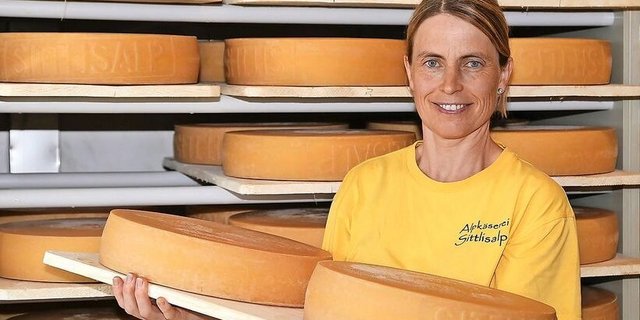 Edith Gisler-Arnold arbeitet einen Tag pro Woche in der Sittlisalp-Alpkäserei. Sie geniesst ihren abwechslungsreichen Alltag.