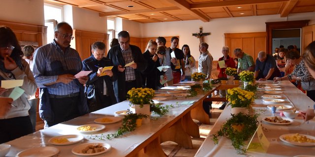 Die Besucher des Cheese Festivals in Appenzell durften den Käse degustieren und bewerten. Sie nahmen ihre Aufgabe sichtbar ernst. (Bild noe)