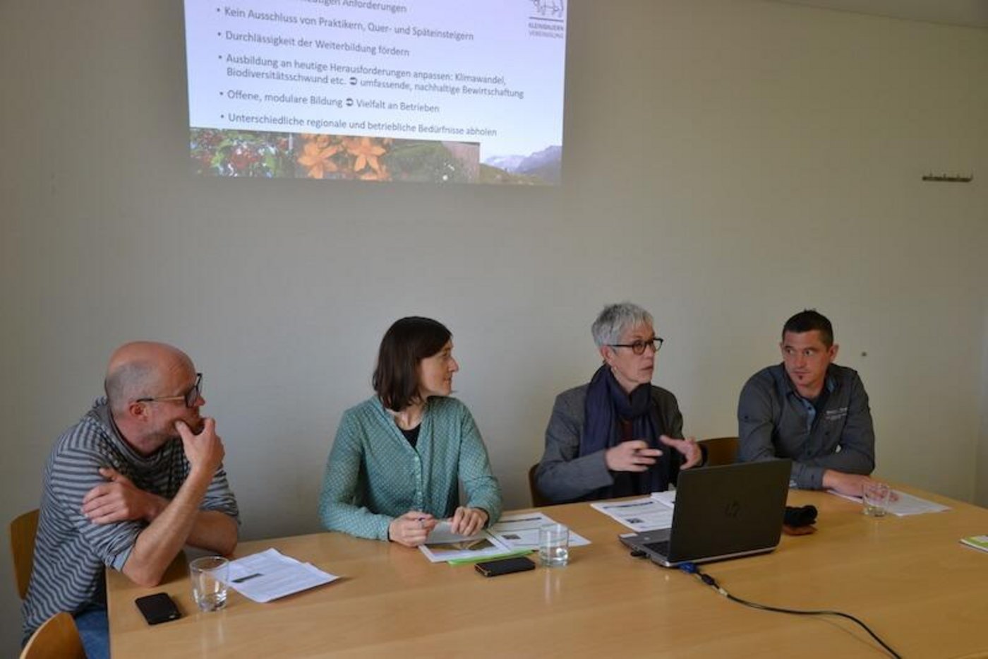 Zum Mediengespräch luden die VKMB-Präsidentin Regina Fuhrer-Wyss (rechts) und Geschäftsführerin Barbara Küttel zwei Quereinsteiger ein: Stephan Koch-Mathis, Bergbauernsohn aus Root LU (rechts) und Thomas Urech aus Hallwil AG, studierter Anthropologe. (Bild jsc) 