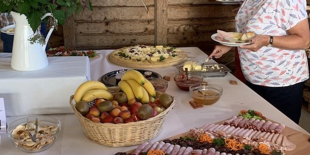 Zum Schmausen gab es: Warmes und kaltes Buffet, danach Desserts und Spezialitäten wie die Nidletäfeli, hergestellt von Bewohner "Alois". (Bilder Josef Scherer)