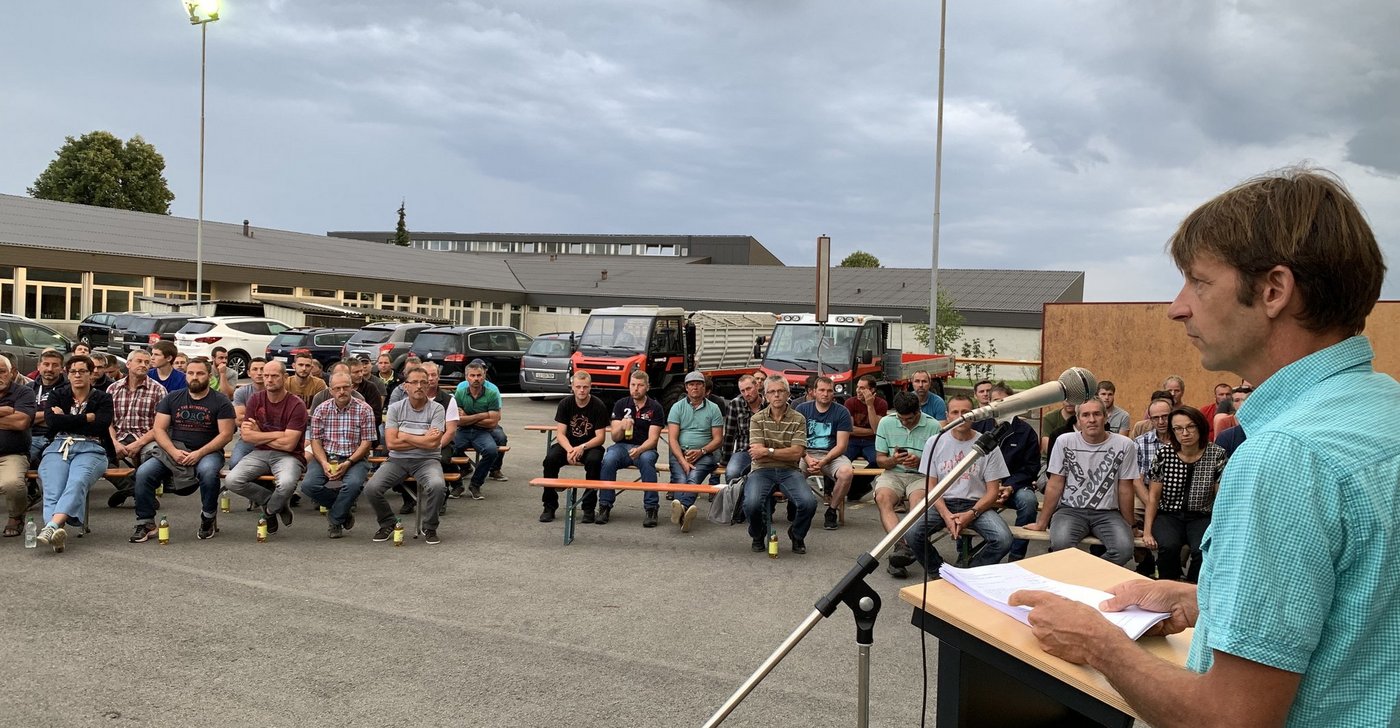 An der Bauernversammlung beim BBZN Hohenrain orientierte Heinz Schmid vom Bäuerinnen- und Bauernverein Unteres Seetal   über die Beschwerde gegen die angepasste kantonale Phosphorverordnung und die Absichten für die Gründung einer IG.  (Bild js)