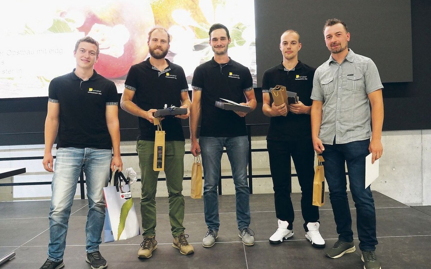 Für die neuen Obstbauspezialisten David Lüthi, Matthias Gantner, Julian Tschopp, Adrian Ryser und Roman Henauer (v. l.) gab es neben der Urkunde eine Flasche Wein. 