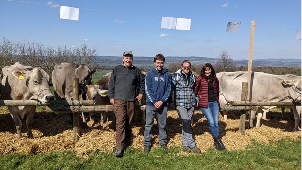 Roman Eugster mit Gabriel Frei und dem Betriebsleiterpaar (v. l. n. r.). Im Hintergrund die Zuchtfamilie. (Bild zVg)