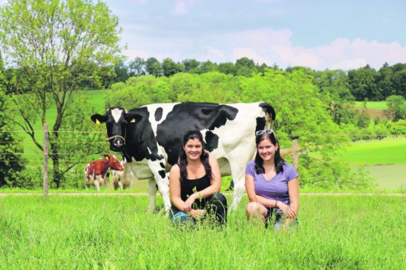 Angela und Bettina Belser mit Wolfhead Salto Black Kelly, die ihren ersten, überraschenden Schauauftritt vor sieben Jahren hatte. Aus den damaligen Teenagern sind ausgebildete Landwirtinnen geworden. Unverändert ist ihre Freude am Beruf. (Bild Ruth Aerni)