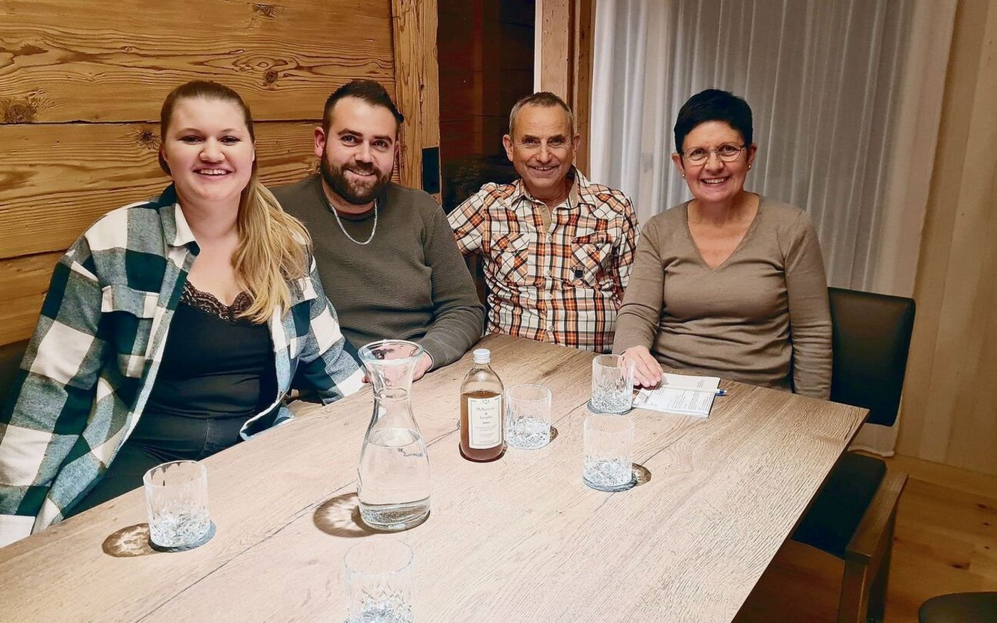 Seraina Amrein, Stefan Bühlmann, Alois Bühlmann und Alice Bühlmann beim gemeinsamen Gespräch (v. l. n. r.). 