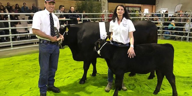 Adolf und Petra Demarmels mit ihrer siegreichen Navaras Celina samt Nachzucht. (Bild akr)