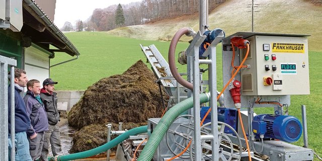 Hans Flück, Flück Landmaschinen Kerns OW, Landwirt André Windlin und Konstrukteur Martin Krummenacher (v. l.) begutachten den Betrieb des mobilen Gülle-Separators im Melchtal OW.(Bild Josef Scherer)