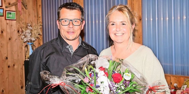 Die abtretende Präsidentin Susanne Hofstetter und Benno Dillier,  der wohl letzte Präsident des Vereins «Ländlicher Marktplatz Urschwyz».