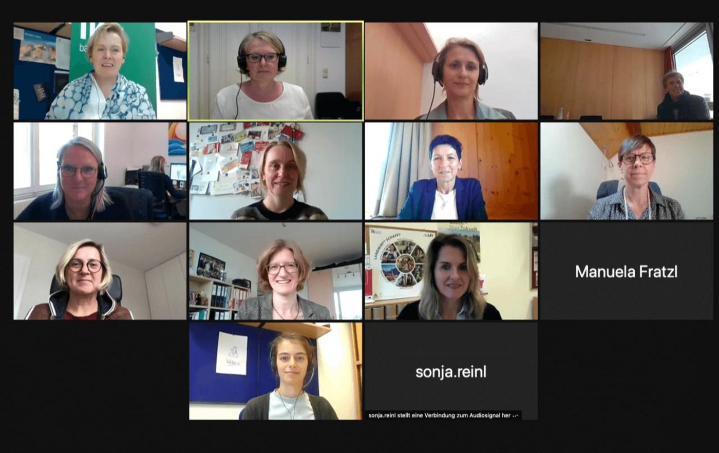 Präsidentinnen und Geschäftsführerinnen der deutschsprachigen Bäuerinnen- und Landfrauenverbände sowie Mitarbeiterinnen der Landwirtschaftskammer Österreich – ARGE Österreichische Bäuerinnen, Südtiroler Bäuerinnenorganisation, Deutscher LandFrauenverband, Schweizerischer Bäuerinnen- und Landfrauenverband. (Bild SBLV)