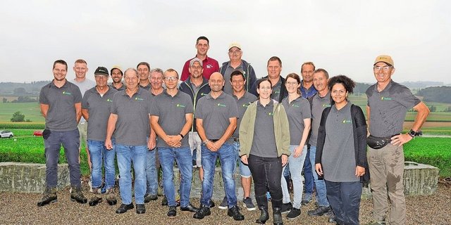 Die Mitarbeiter der Stähler Suisse SA am Stähler-Tag. Dieser fand auf dem Betrieb von Rahel und Daniel Jäger (rotes T-Shirt) statt, Florian Marti (achter von links), Leitung Aussendienst, organisierte den Anlass. 