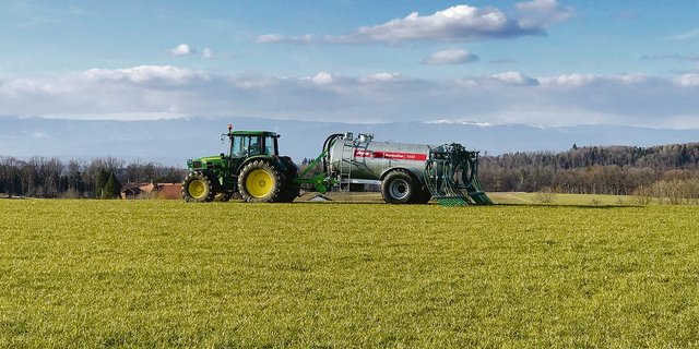 Bei der Gülleausbringung mit dem Schleppschlauchverfahren entstehen weniger Emissionen von Stickstoff. Die Nährstoffe gelangen dadurch direkter in den Boden. Ein wichtiges Argument ist auch die Geruchsverminderung. (Bild zVg)