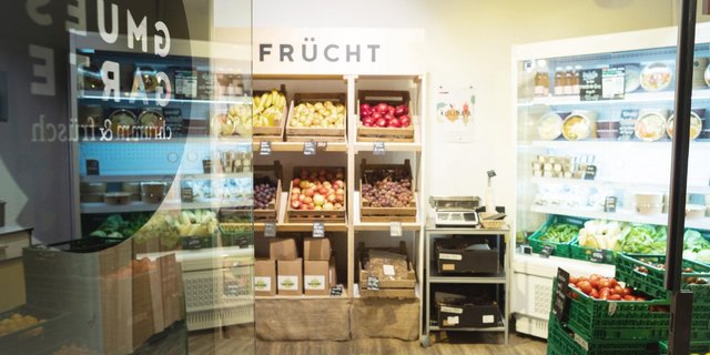 Beim «Gmüesgarte» gibt es neben Gemüse und Früchte auch Salate, Suppen oder Smoothies – alles nach dem Motto «chrumm & früsch». (Bild Gmüesgarte)