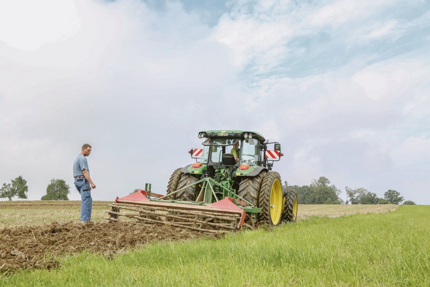 In der Landwirtschaft können die Abstände gut eingehalten werden. Schnuppern als Landwirt ist weiterhin möglich. (Bild BauZ)