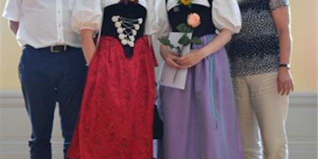 Durch die Agrarmedien ausgezeichnet: (v. l. n. r.) Markus Aebi (Präsident Agrarmedien), Andrea Bigler, Evelyn Mürner, Barbara König (Geschäftsführerin Agrarmedien)