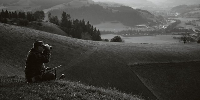 Tönu wartet oberhalb des Emmentals auf Rehe, bevor die Sonne aufgeht. 