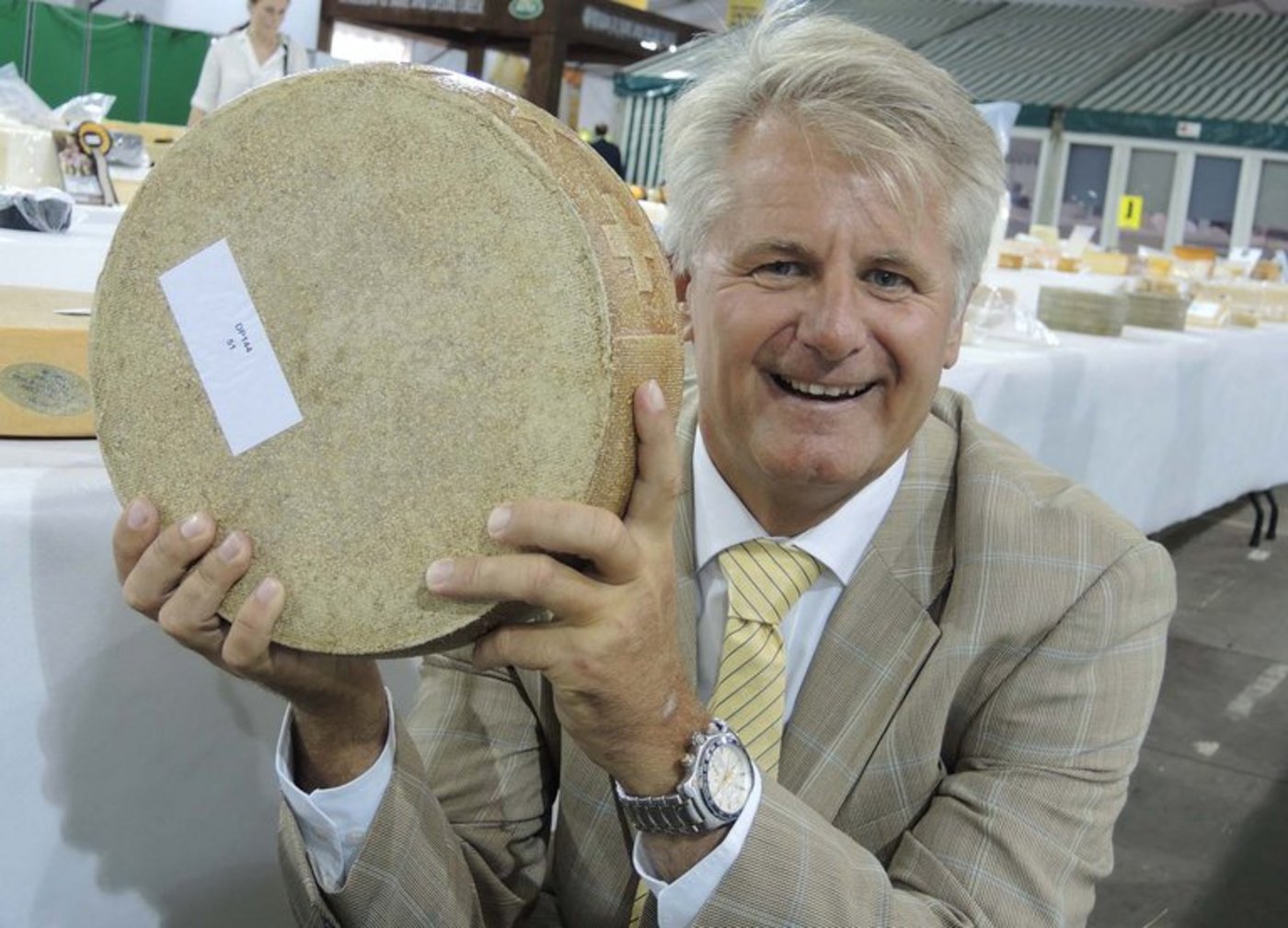 Affineur Walo von Mühlenen mit dem preisgekrönten Stärnächäs. (Bild zVg)